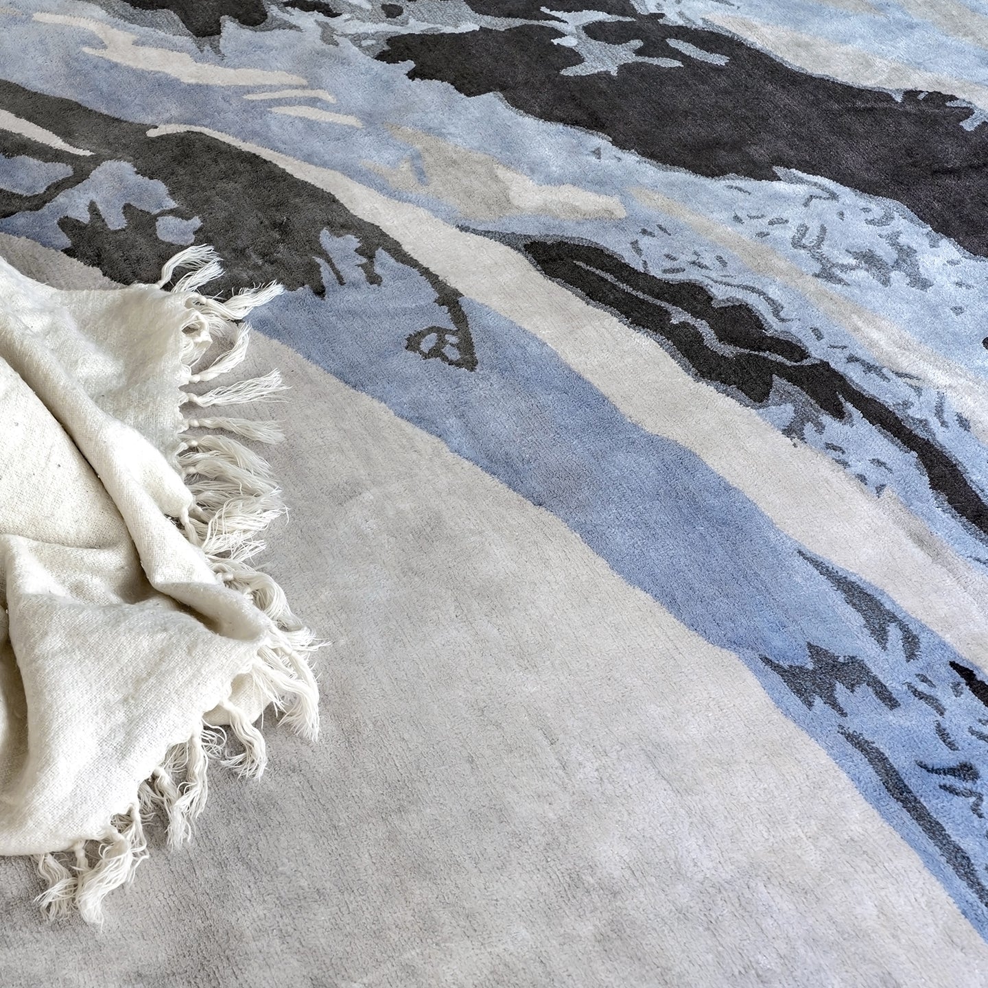 Blue Grey Abstract Round Handmade Silk Rug for Living Room and Foyer.