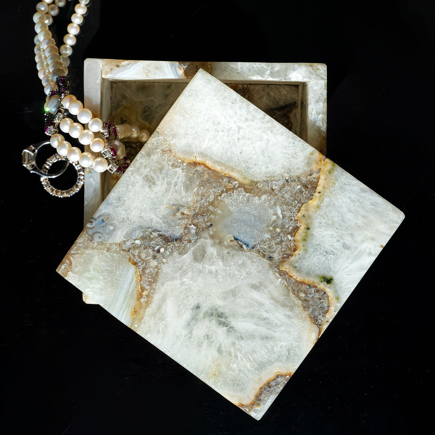 Tresor natural white agate decorative box with elegant stone pattern for jewellery storage and luxury home décor.