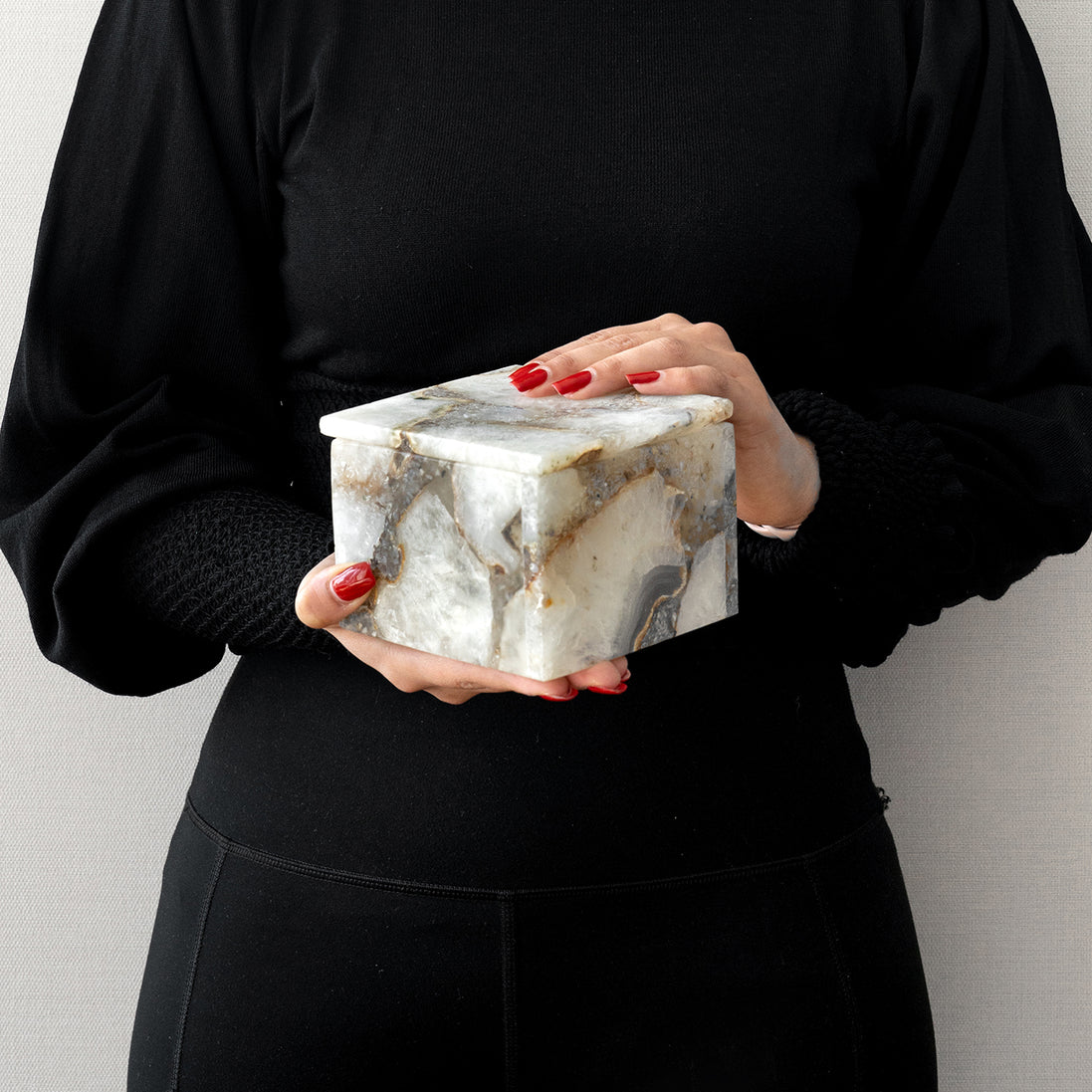 Tresor natural white agate decorative box with elegant stone pattern for jewellery storage and luxury home décor.