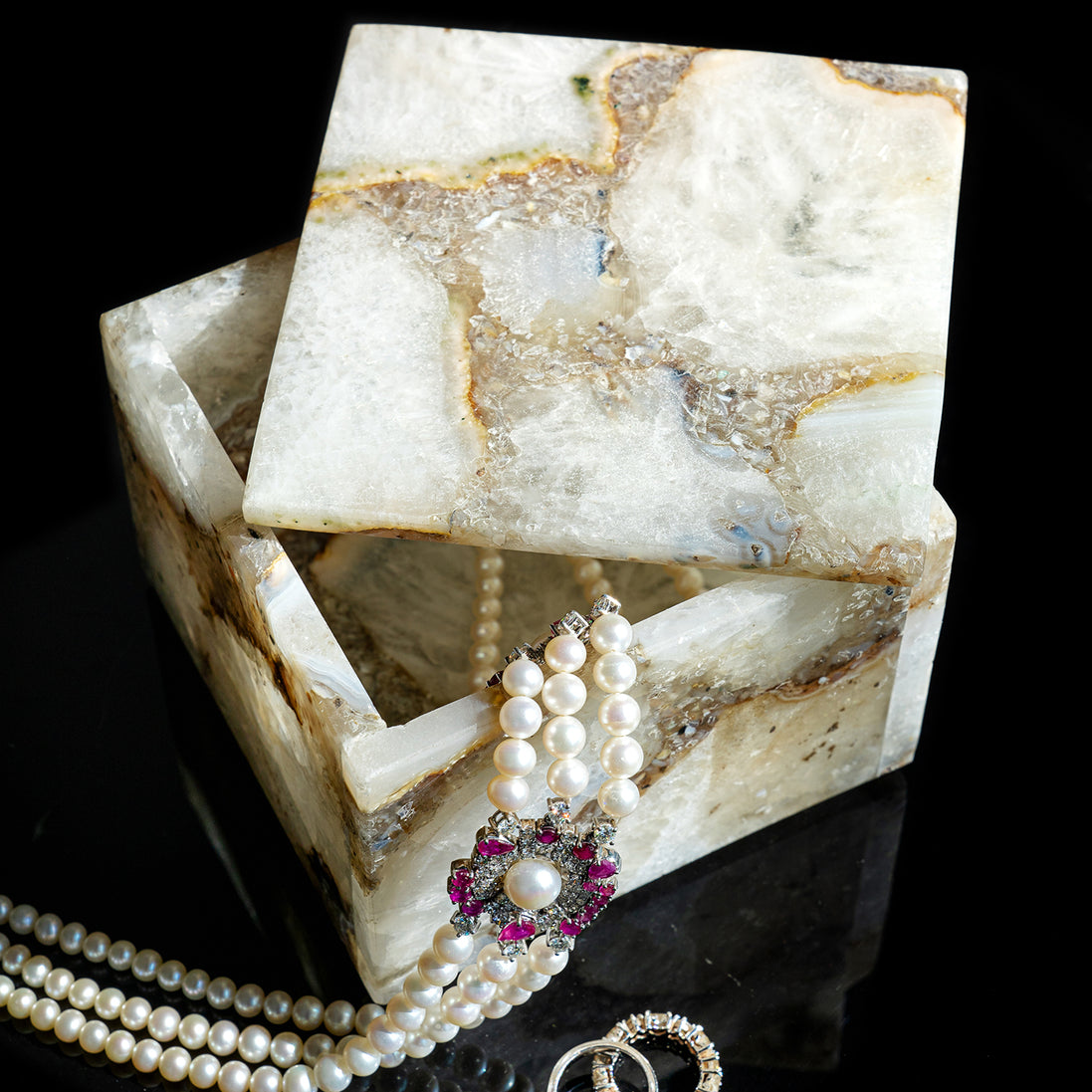 Tresor natural white agate decorative box with elegant stone pattern for jewellery storage and luxury home décor.