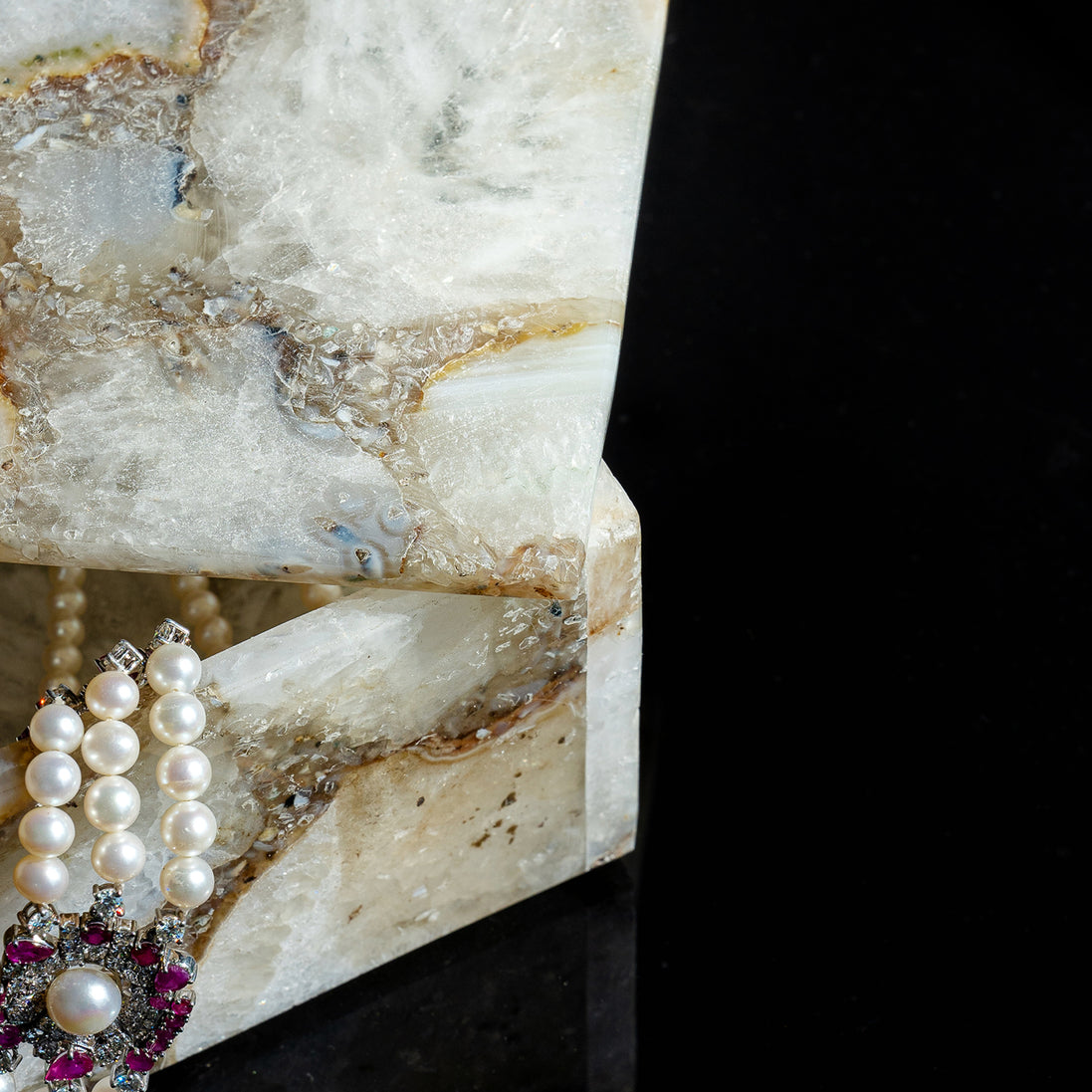 Tresor natural white agate decorative box with elegant stone pattern for jewellery storage and luxury home décor.