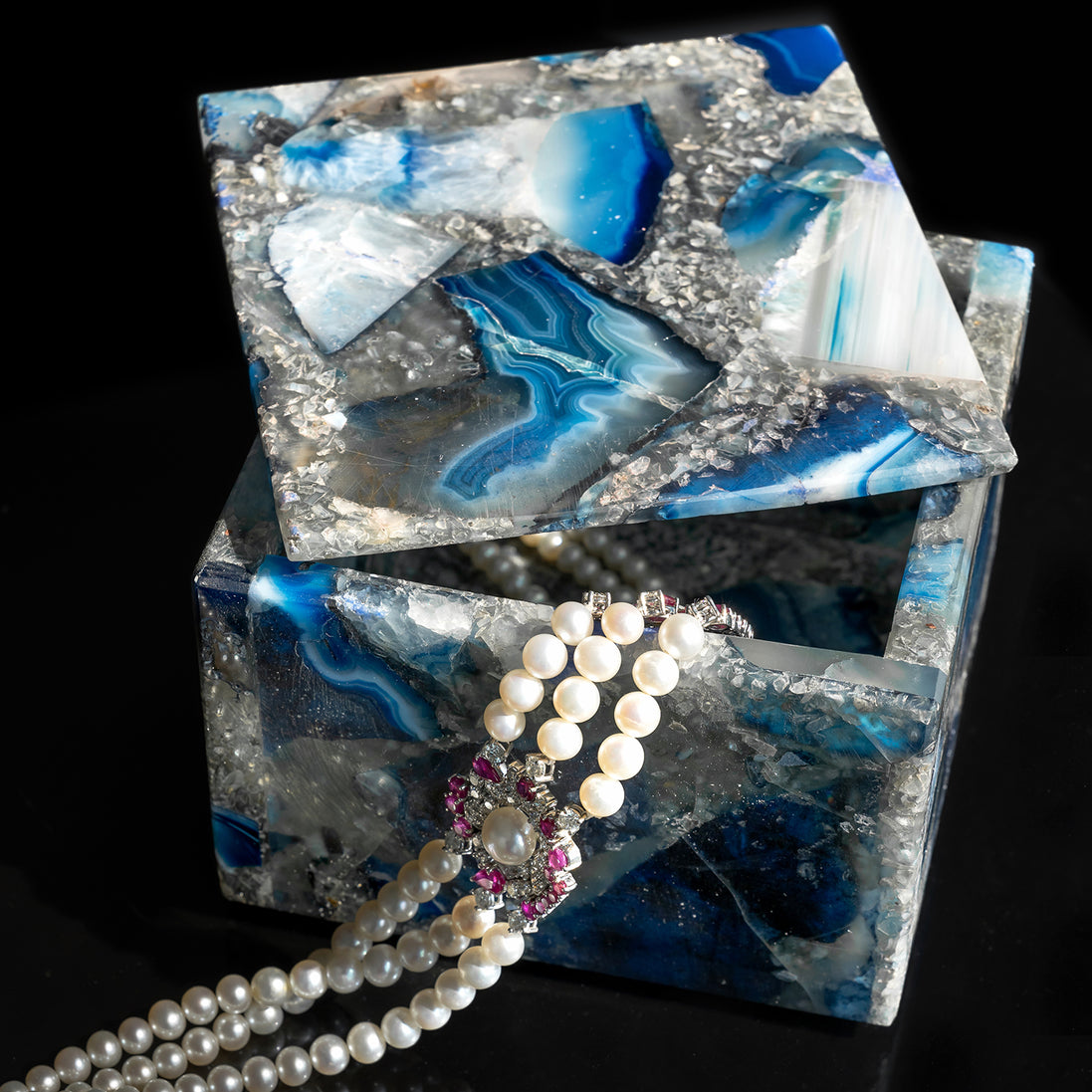 Tresor natural grey agate decorative box with unique stone pattern for jewellery storage and luxury home décor.