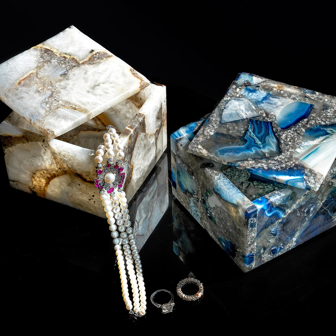 Tresor natural grey agate decorative box with unique stone pattern for jewellery storage and luxury home décor.